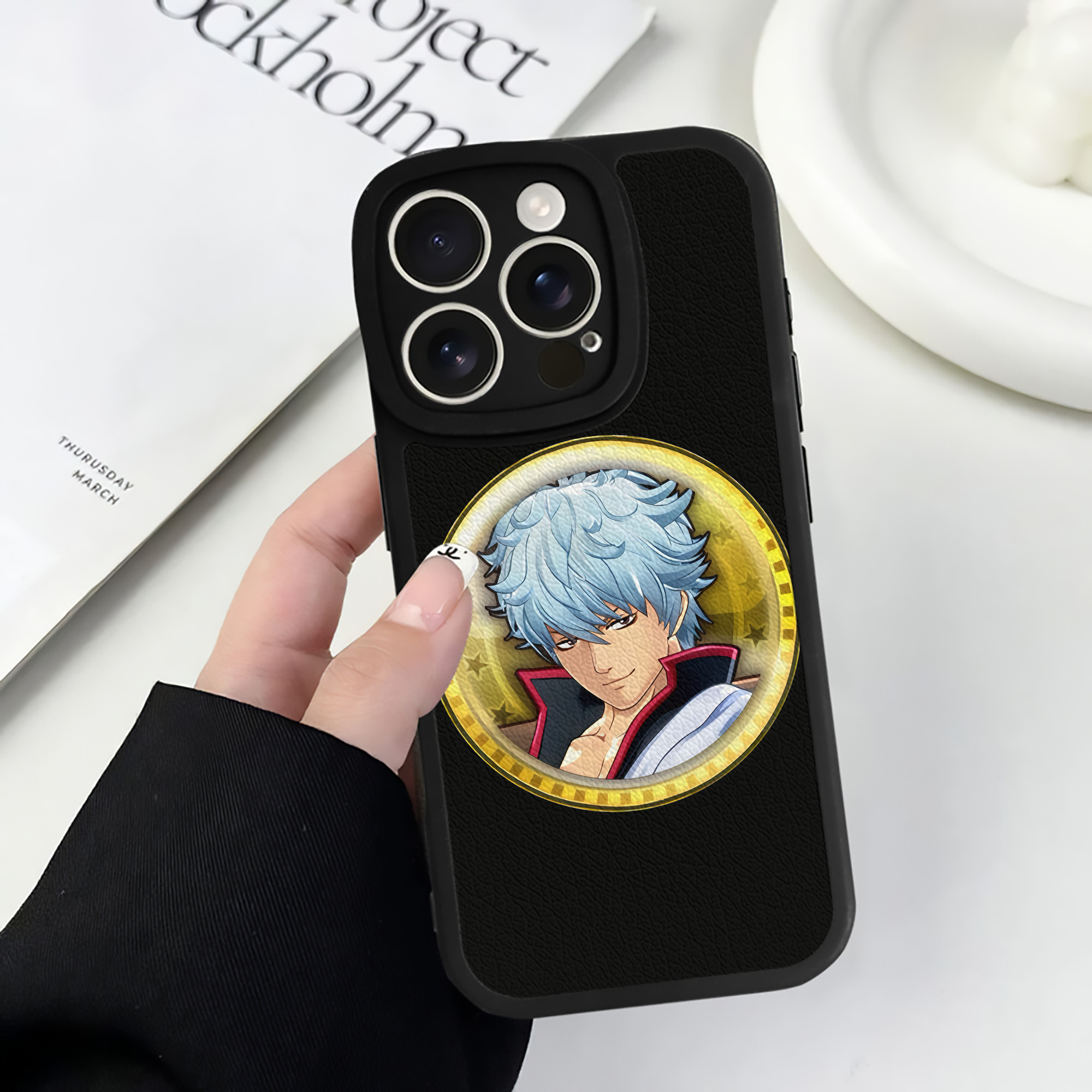 （画像用） ぎんたま 坂田銀時（さかたぎんとき） 神楽 志村新八（しむら しんぱち） GINTAMA Sakata Gintoki Kagura Shimura Shinpachi 【iPhone 16シリーズ対応】シリコンスマホケース（レザー調） 材質：シリコン